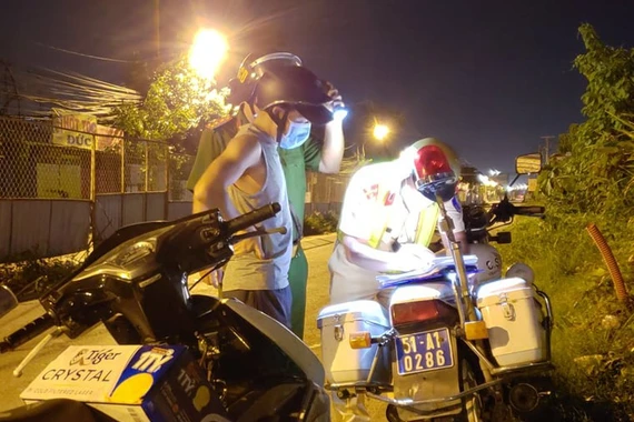 Đi mua bia chờ xem chung kết Euro, bị phạt ra đường khi không cần thiết