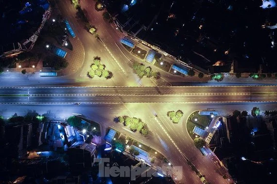 Phố đêm Hà Nội đẹp như tranh tĩnh vật khi cách ly xã hội