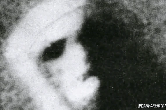 Mặt người thứ 2 lộ diện trên sao Hỏa, chuyên gia "đứng ngồi không yên" 