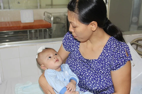 Bé trai bị đâm xuyên não tươi tắn xuất viện trong vòng tay mẹ