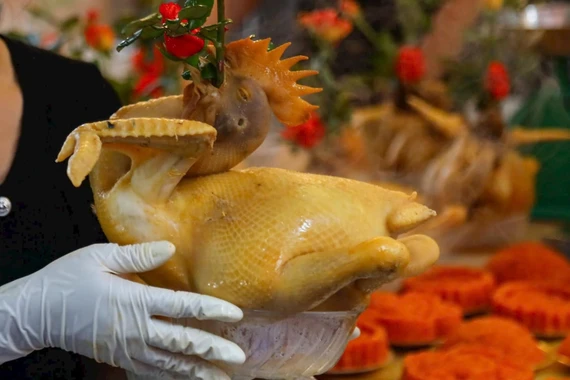 Mua lễ vật cúng Rằm tháng Giêng tại chợ 'nhà giàu' Hà Nội