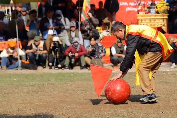 Trai tráng Hà thành vật vã, chảy máu trong trận cướp cầu đầu năm