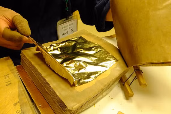 Tò mò quy trình sản xuất vàng lá siêu mỏng, có thể nhìn xuyên qua