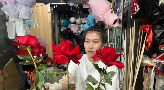 Hoa, quà hạ giá 'ngóng' khách trong ngày Valentine