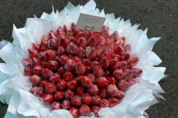 “Nhuộn đỏ” thị trường Valentine, hoa dâu tây tiền triệu hút khách