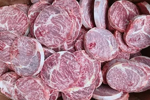 Sự thật đằng sau thịt bò Aukobe giá rẻ đổ bộ chợ mạng