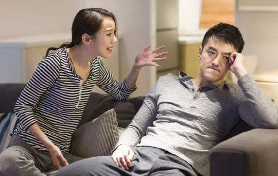Chồng hay liên lạc với người từng yêu đơn phương