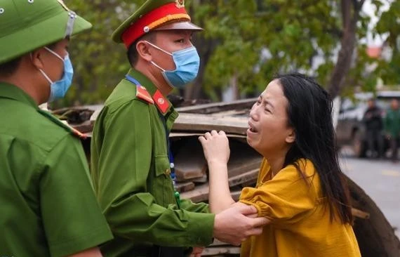 Vợ chiến sĩ hy sinh tại Đoàn 337: "Dậy nhìn mẹ con em đi anh ơi"
