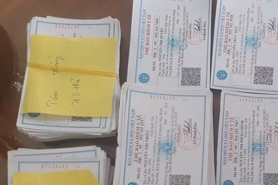 Người dân xã nghèo phải đóng tiền khi nhận thẻ bảo hiểm y tế