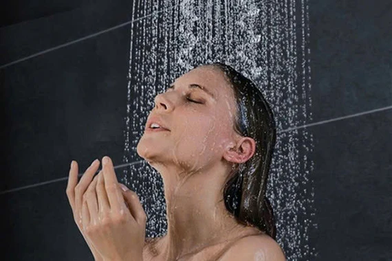Tắm khuya tiềm ẩn nguy cơ sức khỏe, nhiều người trẻ mắc phải