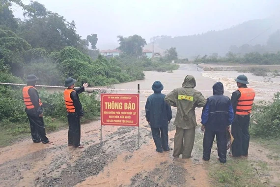 Quảng Trị: Mưa lớn khiến giao thông miền núi bị chia cắt, tê liệt