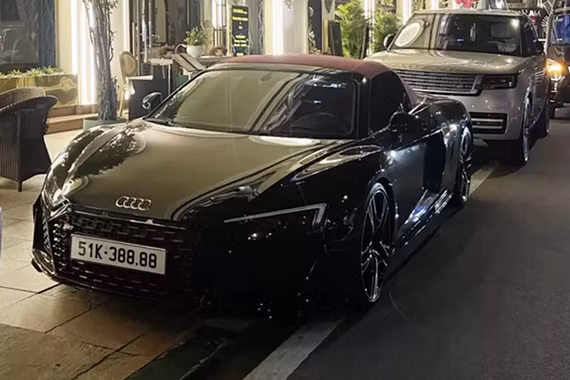 Cận cảnh Audi R8 V10 Spyder biển "tứ quý 8" lên sàn xe cũ