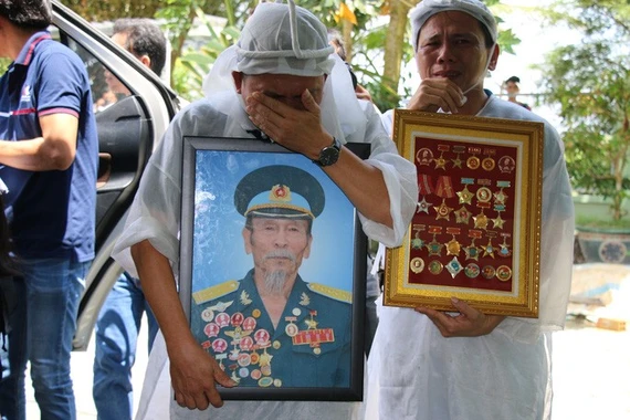 Nghẹn ngào tiễn Anh hùng phi công Nguyễn Văn Bảy về với đất mẹ Lai Vung
