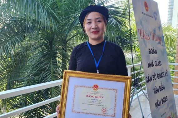 Những cô giáo dành cả thanh xuân để 'cõng chữ lên non'