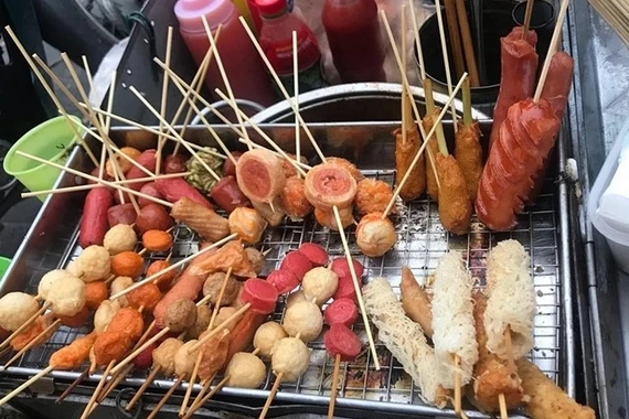 Trẻ ăn “xiên bẩn” vỉa hè, nguy hại thế nào?