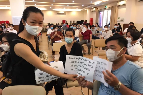 Trường Quốc tế Việt Úc tận thu học phí dịp COVID-19: Phụ huynh "vây" trường phản đối