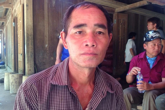 Công an xã hy sinh khi giúp dân chạy lũ: Vợ con khóc ngất trong đám tang