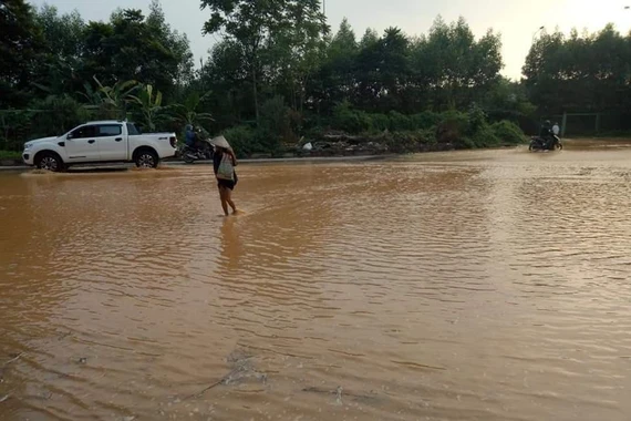 Lại "vỡ" đường ống dẫn nước sông Đà, dân Hà Nội bị cắt nước