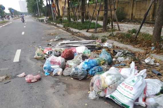 Ảnh: Rác thải bủa vây dự án, làm xấu đại lộ nghìn tỷ Chu Văn An
