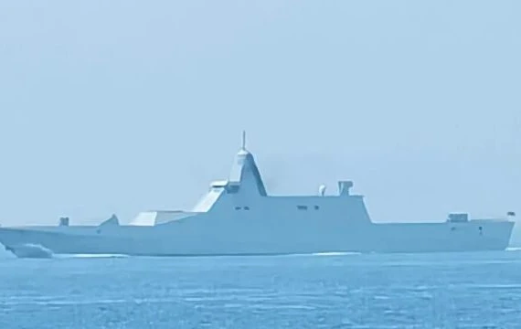 Lộ diện tàu chiến tàng hình mới bí ẩn của Trung Quốc