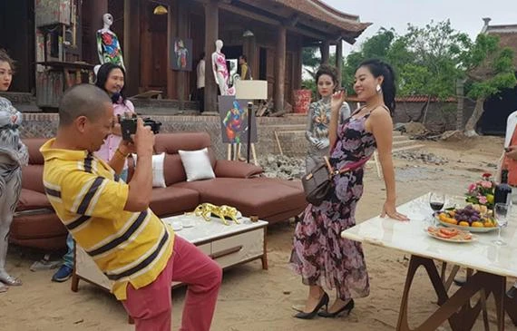 Hài Tết gây tranh cãi khi để Lan "Cave" cởi đồ lấy 20.000 USD 