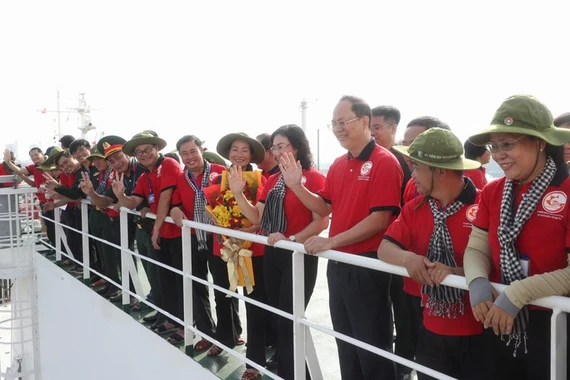 Đoàn đại biểu TP HCM thăm quần đảo Trường Sa và nhà giàn DK1