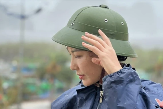 Nữ MC xinh đẹp VTV "đắm" mình 7 tiếng trong bão Yagi tác nghiệp