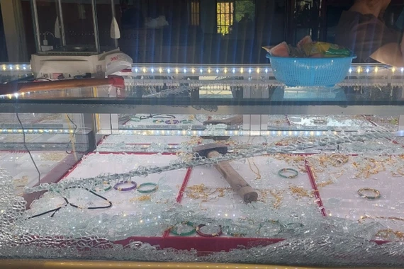 Toàn cảnh vụ dùng súng cướp tiệm vàng táo tợn ở Bình Dương