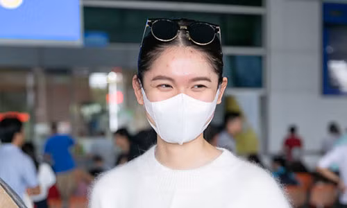 Á hậu Thuỳ Dung lộ mặt bị thuỷ đậu tại sân bay về VN