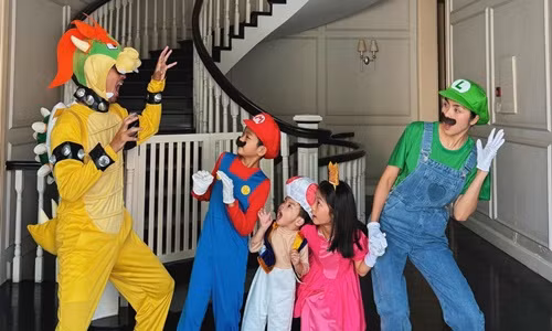 Vợ chồng Tăng Thanh Hà và ba con hóa trang đón Halloween