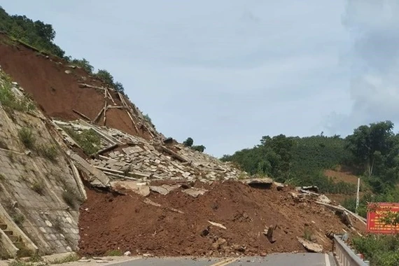 Đường tránh thành phố Sơn La sạt lở, giao thông ách tắc
