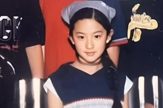 Ảnh 25 năm trước của Lưu Diệc Phi gây sốt