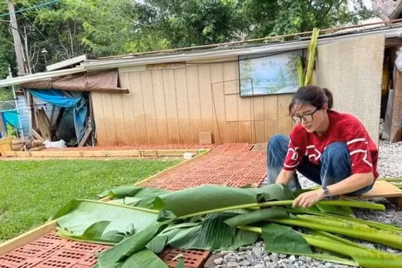 Trang Trần đi làm cỏ vườn kiếm tiền, nhận trợ cấp gần 80 triệu