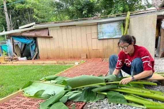 Trang Trần đi làm cỏ vườn kiếm tiền, nhận trợ cấp gần 80 triệu