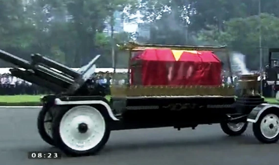 Đoàn xe nghi lễ đưa nguyên Thủ tướng Phan Văn Khải về quê hương