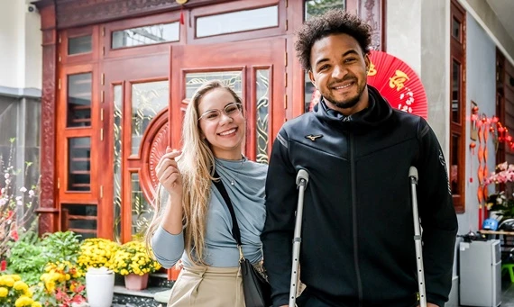 Vợ cầu thủ Xuân Son trang trí nhà cửa đón chồng về ăn Tết