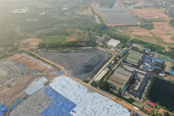 Cận cảnh các hồ chứa nước của bãi rác Nam Sơn đang vượt quá mức an toàn