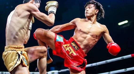 Nguyễn Trần Duy Nhất đá “gãy đùi” võ sĩ Trung Quốc