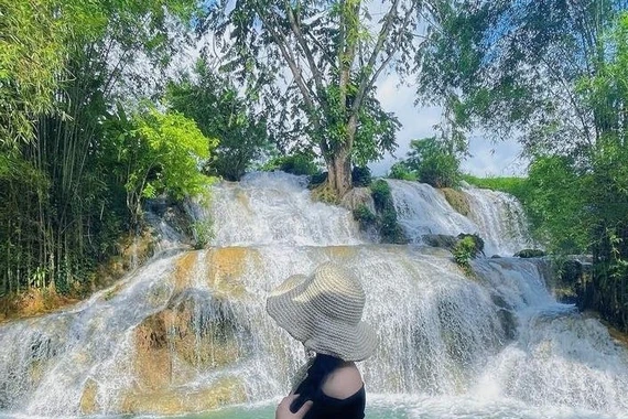 Hè về, lên Hòa Bình tắm thác Trăng mát rượi 