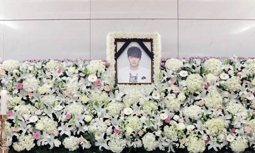 Lễ tang lặng lẽ của em trai Ha Ji Won vừa qua đời vì tự tử