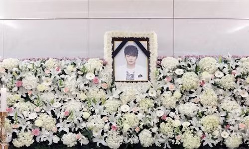 Lễ tang lặng lẽ của em trai Ha Ji Won vừa qua đời vì tự tử