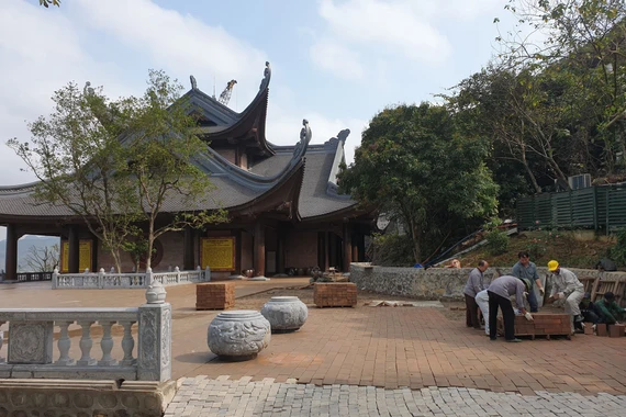 Đại gia Xuân Trường có “chơi trội” khi đưa vợ vào thờ đền Tứ Ân chùa Tam Chúc?