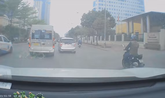 Ôtô 16 chỗ và xe con đánh võng, chèn ép nhau trên đường