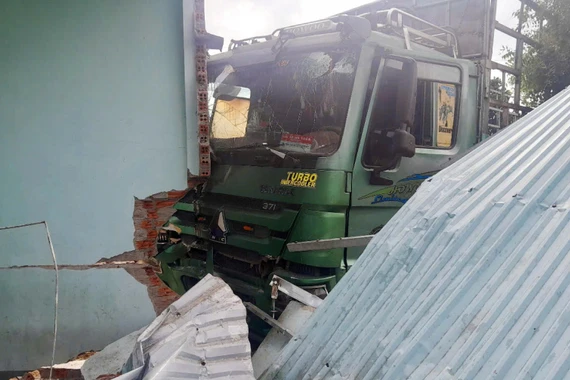  Ô tô tải đâm sập nhà dân ở Phú Yên, 2 cháu nhỏ thương vong