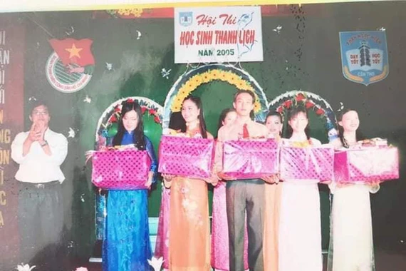 Lộ ảnh cực độc của Quốc Trường đạt học sinh thanh lịch năm 17 tuổi 