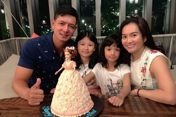 Bà xã Bình Minh trẻ trung diện bikini ở độ tuổi U50