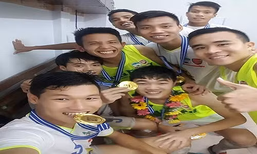 Đoàn binh trẻ U21 HAGL rộn ràng khoe cup vô địch