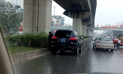 A Đây Rồi: "Soái ca tè bậy" đi xe biển xanh gây bức xúc