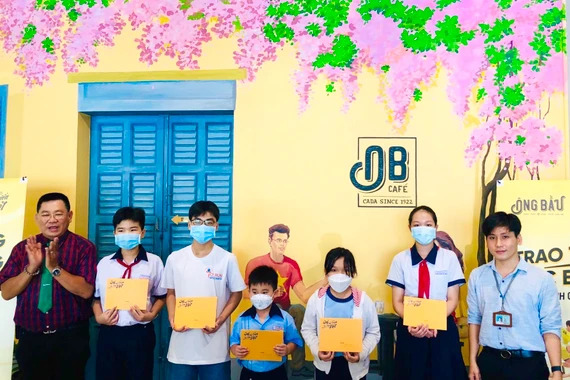 Quỹ phát triển tài năng Việt của ông Bầu trao học bổng cho HS giỏi vượt khó