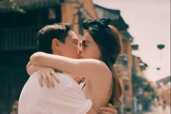 Hồ Ngọc Hà, Kim Lý “gây sốt” với màn tình tứ nơi công cộng